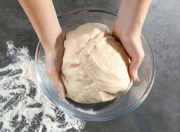 Mains féminines avec pâte crue — Photo