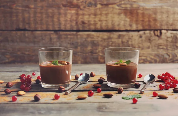 Mousse de chocolate em óculos — Fotografia de Stock