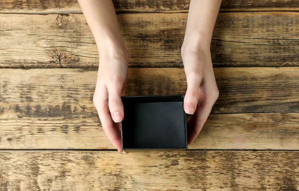 Mani femminili con scatola nera — Foto Stock