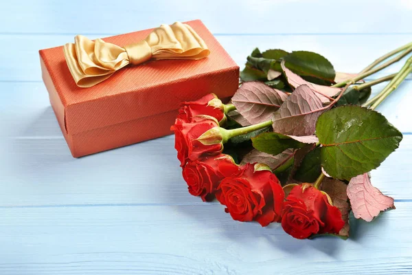 Bellissime rose rosse e confezione regalo — Foto Stock