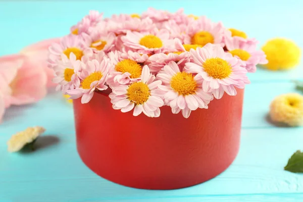 Hermosas flores en caja de regalo — Foto de Stock