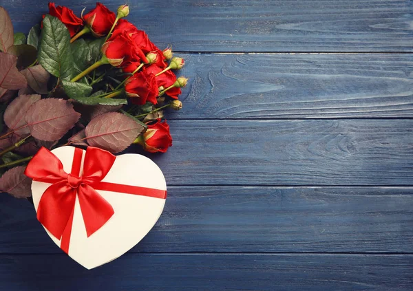 Indah mawar merah dan kotak hadiah — Stok Foto