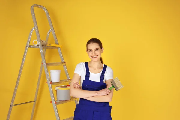 Bonito jovem decorador — Fotografia de Stock