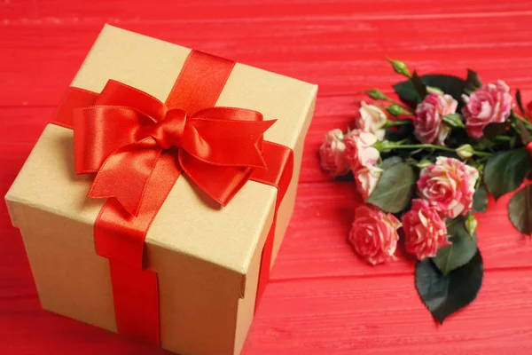 Caja de regalo con flores —  Fotos de Stock