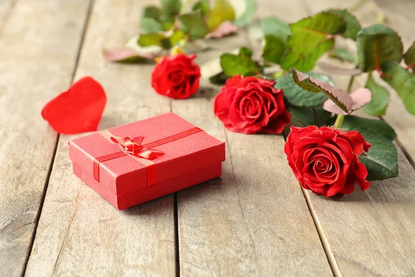 Rosas rojas frescas y caja de regalo —  Fotos de Stock