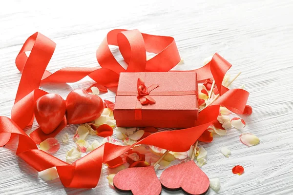 Scatola regalo e decorazioni — Foto Stock