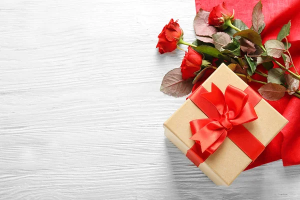 Rosas frescas y caja de regalo —  Fotos de Stock