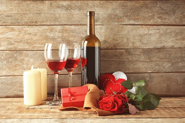 Vinho, rosas e caixa de presente — Fotografia de Stock