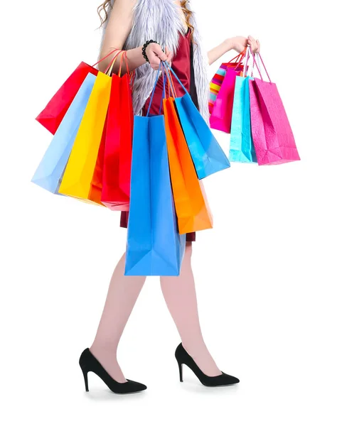 Vrouw benen en shopping tassen — Stockfoto
