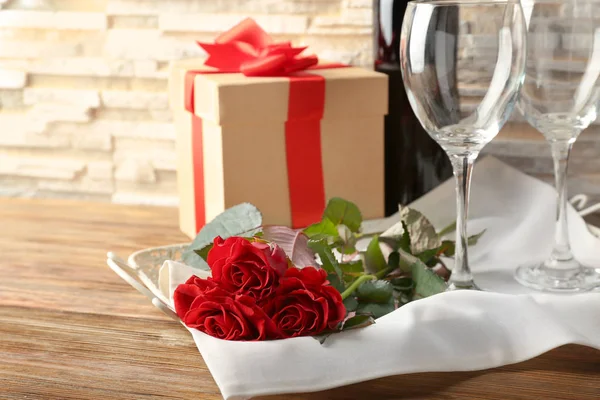 Wine, roses and gift box — Stock Photo, Image