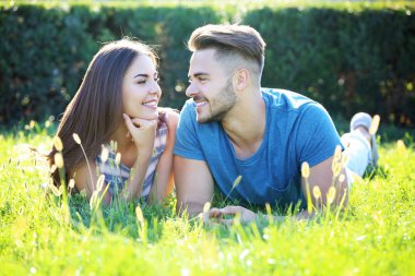 Çimenlerde yatan çift