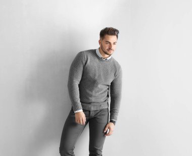 Gri Jersey yakışıklı adam