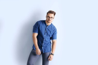 Mavi gömlekli yakışıklı adam.