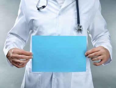 Doktor holding kağıt yaprağının 
