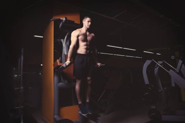 spor salonunda genç adam