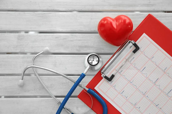 心臓と心電図と聴診器 — ストック写真