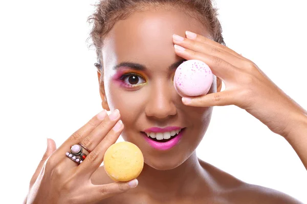 Young woman with tasty macaroons — Stock Photo, Image