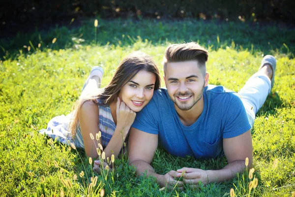 Couple couché sur l'herbe — Photo