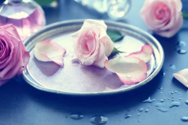 Rose petals and oil — Stock Photo, Image