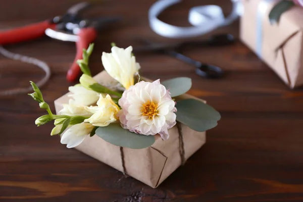 Κουτί με στολισμένο με λουλούδια — Φωτογραφία Αρχείου