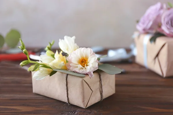 Коробка прикрашена квітами — стокове фото