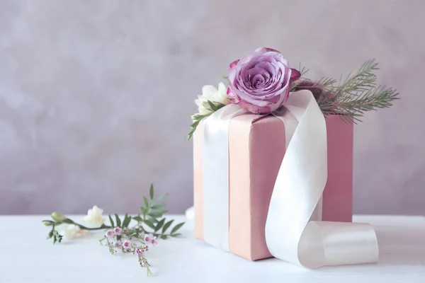 Коробка украшена цветами — стоковое фото