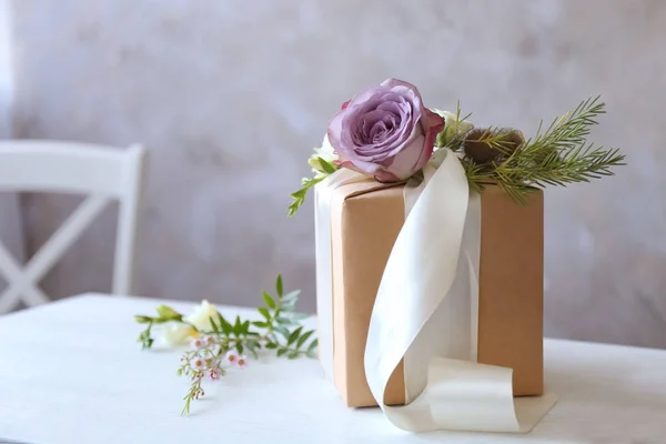 Kotak dihiasi dengan bunga — Stok Foto