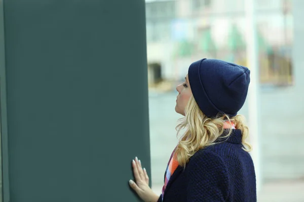 Young Woman Public Board City Map Routes Locations — Stock Photo, Image