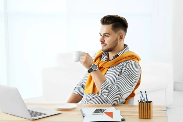 Flot mand, der arbejder - Stock-foto