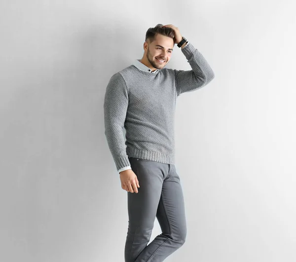 Hombre guapo en jersey gris —  Fotos de Stock