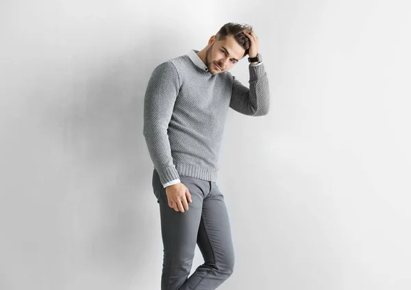 Bello uomo in jersey grigio — Foto Stock