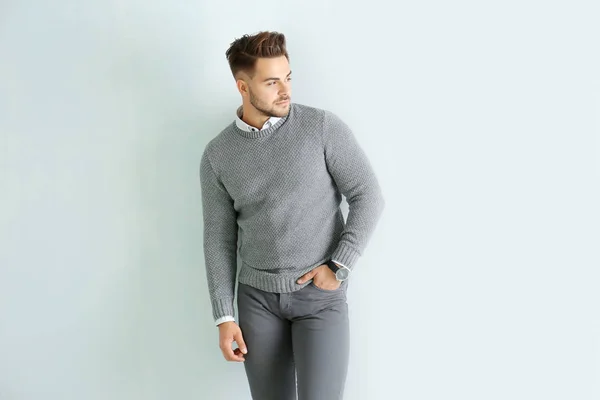 Hombre guapo en jersey gris —  Fotos de Stock