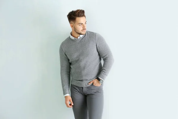 Bello uomo in jersey grigio — Foto Stock