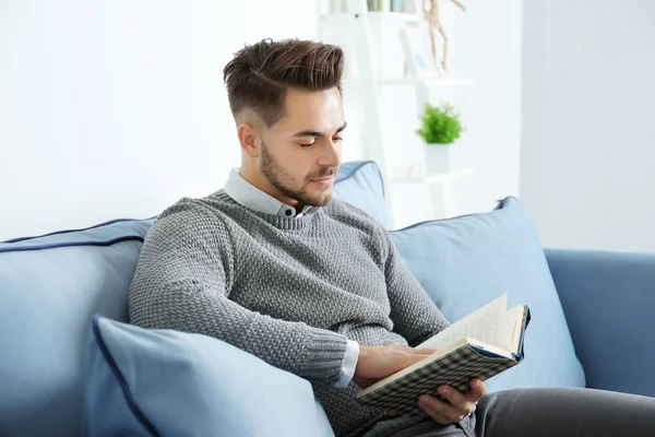 Schöner Mann liest Buch — Stockfoto