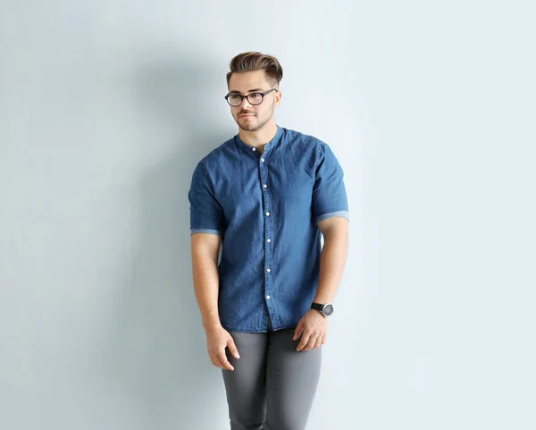 Knappe man in blauw shirt — Stockfoto