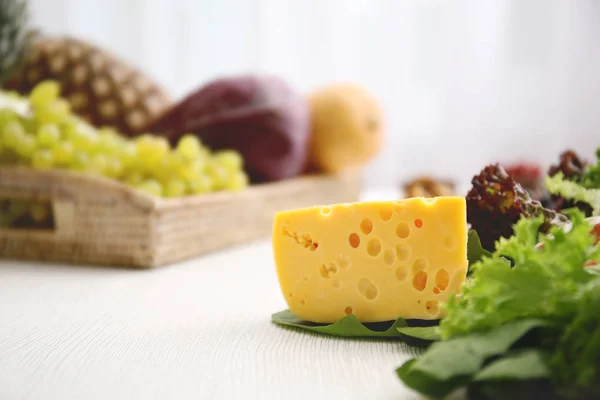 Delizioso formaggio sulla tavola — Foto Stock
