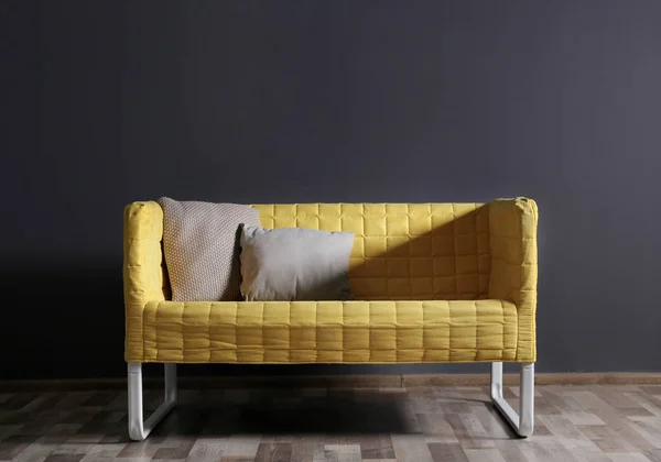 Modern sarı kanepe — Stok fotoğraf