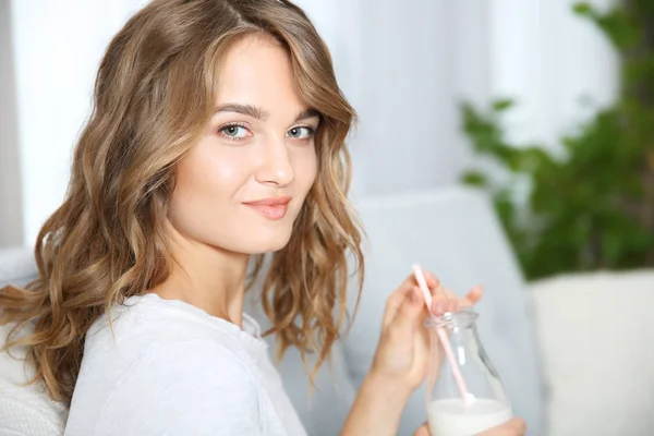Ung kvinna med flaska mjölk — Stockfoto