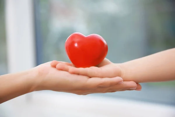 Handen met rood hart — Stockfoto