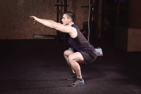 Joven Hombre Guapo Haciendo Sentadillas Gimnasio —  Fotos de Stock