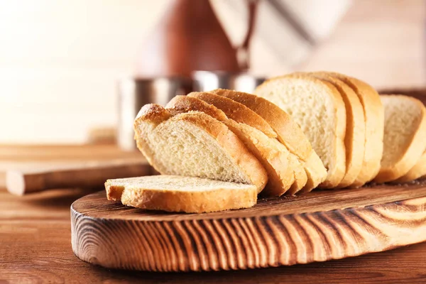 Mengiris roti segar — Stok Foto