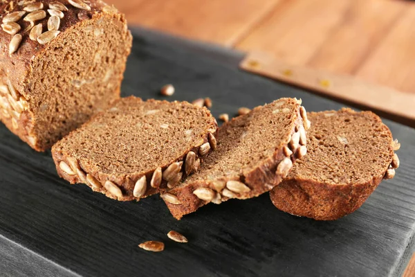 Нарезанный ржаной хлеб с семенами — стоковое фото