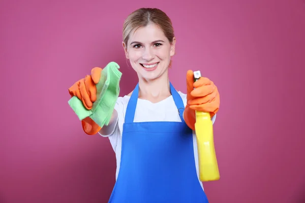 Mujer bonita con servilleta y detergente —  Fotos de Stock