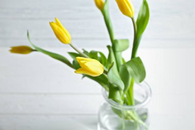 Cam vazo güzel Lale buketi ile