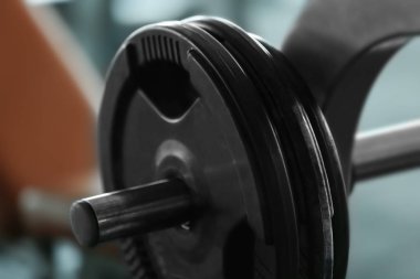 Spor salonunda ağırlık plakalı raf