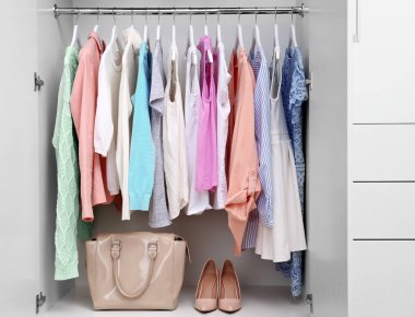 Raf üzerinde giysi koleksiyonu