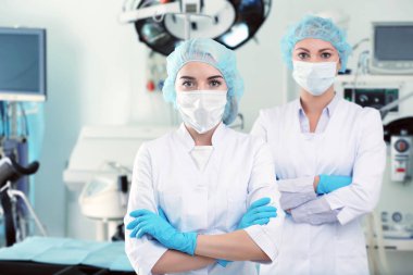 Modern klinik, ameliyathane içinde genç doktorlar