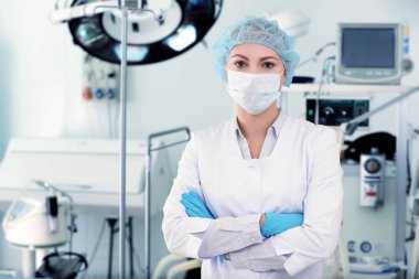 Modern klinik, ameliyathane genç doktor