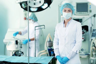 Modern klinik, ameliyathane genç doktor