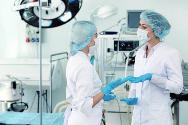 Modern klinik, ameliyathane içinde genç doktorlar